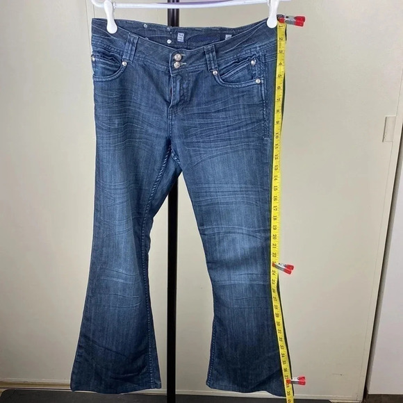 Dark wash medium rise whiskered Blue flared leg pullon jeans size 8 - Picture 12 of 15